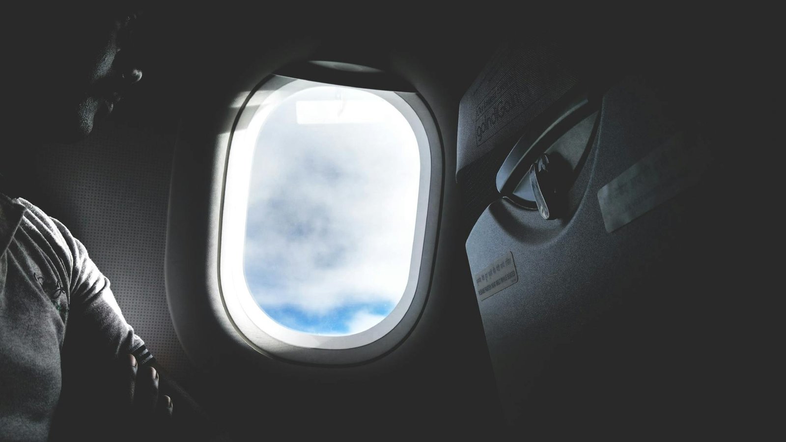 Un hombre viajado en un avión
