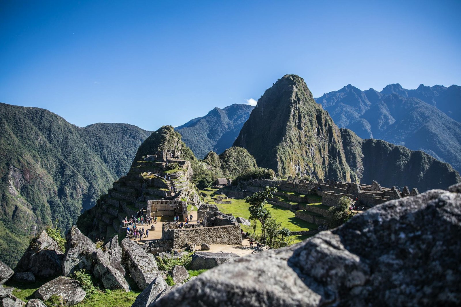 Vista panorámica de Machu Picchu con Huayna Picchu al fondo