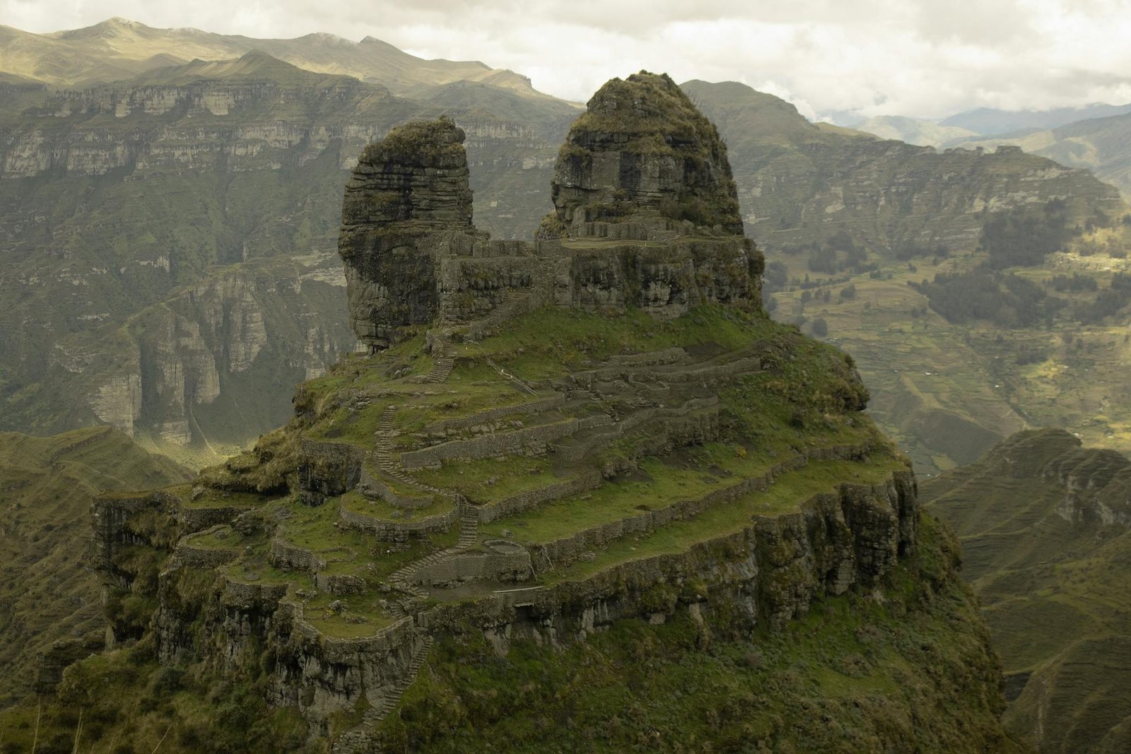 Vista panorámica de Waqrapukara, sitio arqueológico sobre montaña con estructuras incas y paisaje andino circundante